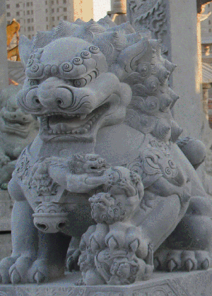 北京石雕狮子制作要点，底座要雕刻精美，狮子雕塑要雄伟。也可以在石雕狮子上在做仿铜处理。