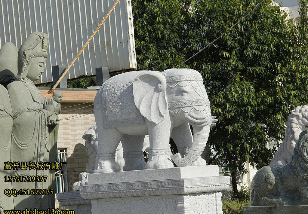以石雕大象作为吉祥物放在家中寓意平安吉祥、招财进宝。